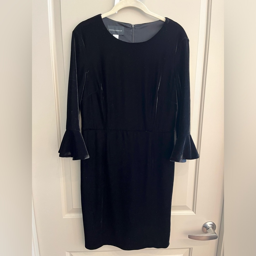 EUC Donna Morgan Bell Sleeve Velvet Dress